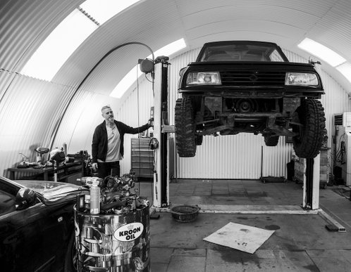 Automekaniker Kim Nyrup Johansen på sit værksted i Rødovre
